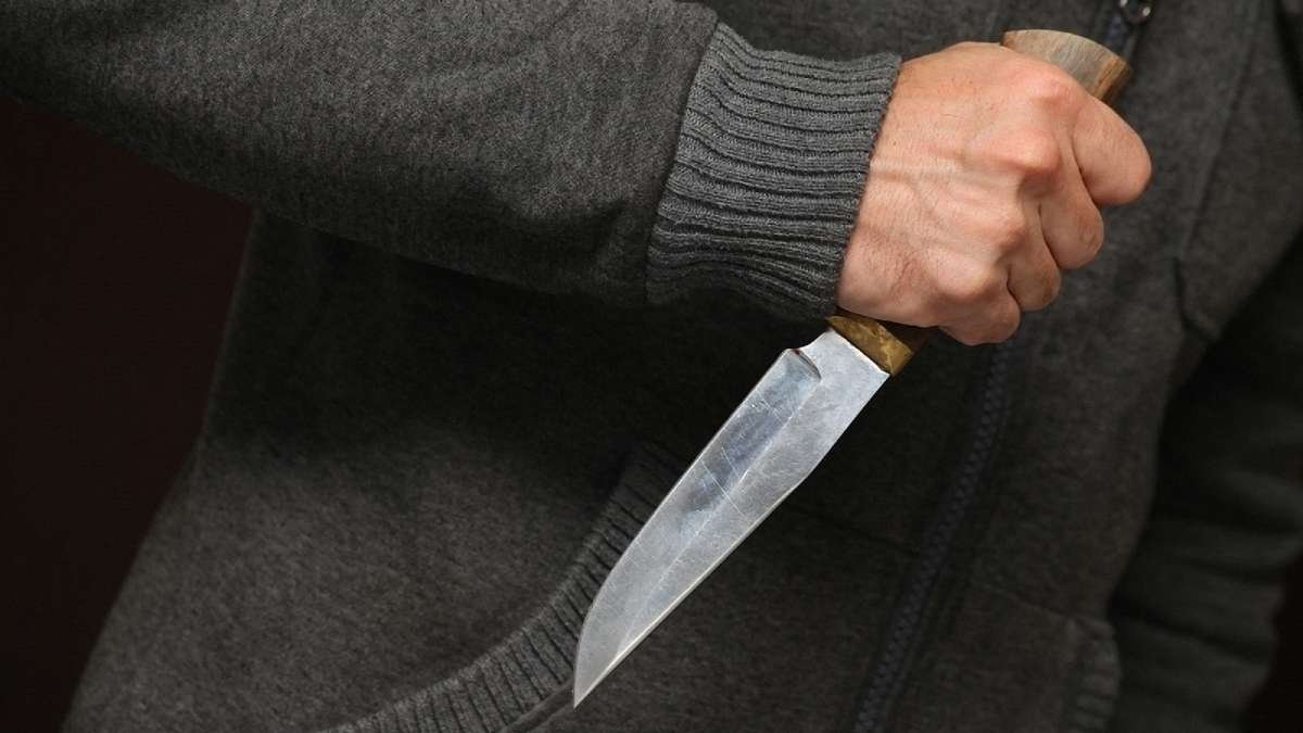 В Кривом Роге мужчина зарезал 17-летнего парня, который защищал свою мать