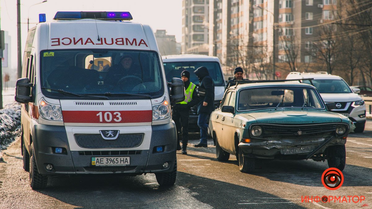 В Днепре на Набережной Победы в автомобиль волонтера, который спасает детей, въехала Волга и Renault