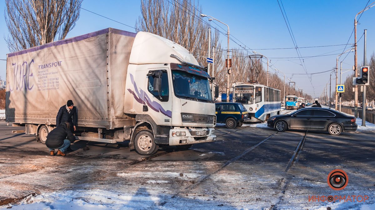 В Днепре на Донецком шоссе трамвай № 19 врезался в грузовик