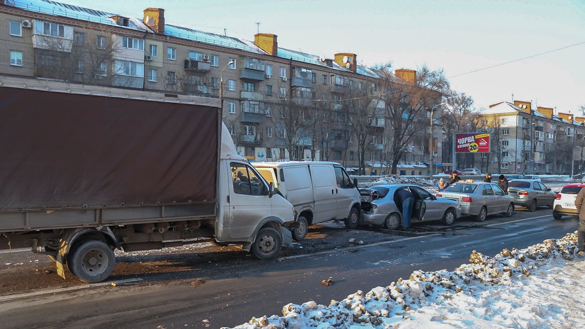 ДТП на проспекте Богдана Хмельницкого в Днепре: столкнулись пять автомобилей