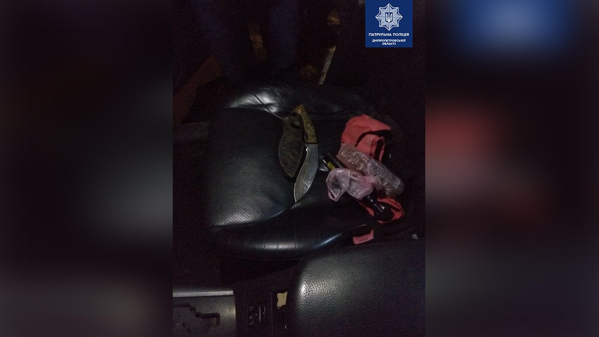 В Днепре пьяный мужчина катался на Toyota RAV4 с заряженным пистолетом, клинком и мачете