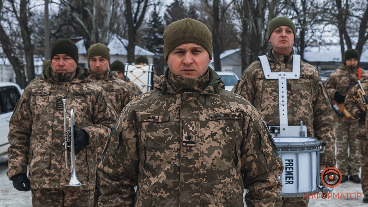 В Днепре сделали вышку из автомобилей, чтобы почтить память "киборгов", державших оборону Донецкого аэропорта