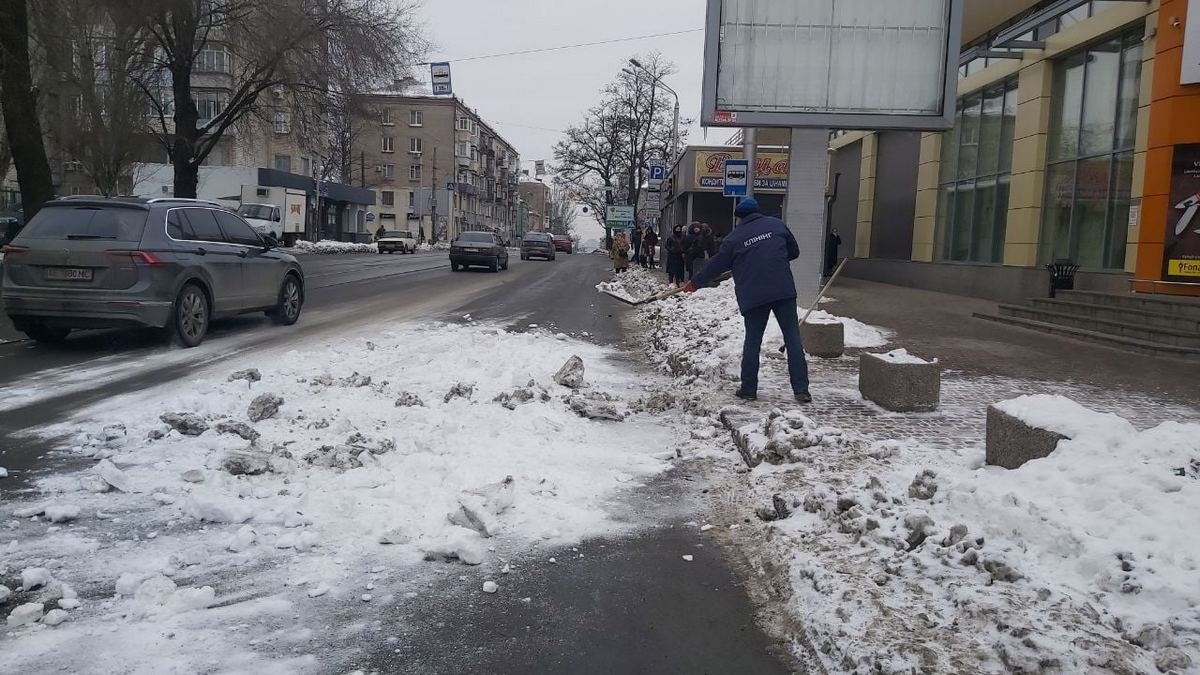 В Днепре напомнили, почему нельзя скидывать снег с тротуаров на дороги и что за это грозит