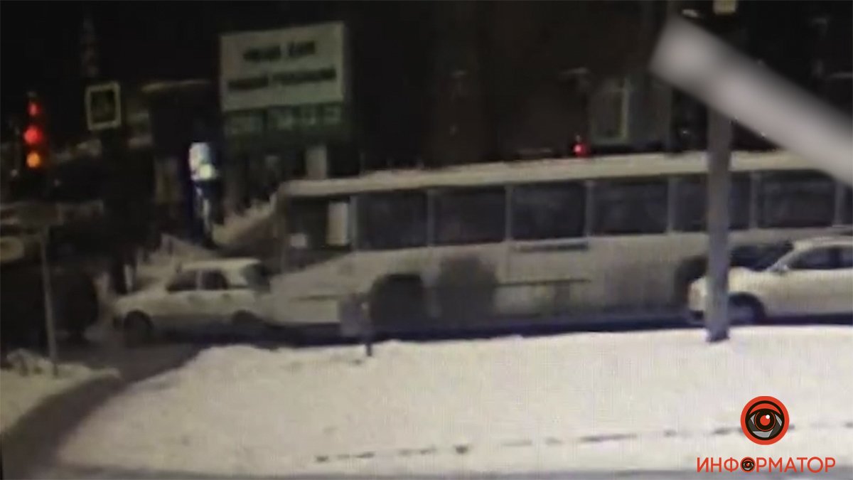 В Днепре на Яворницкого автобус протаранил ГАЗ: видео момента