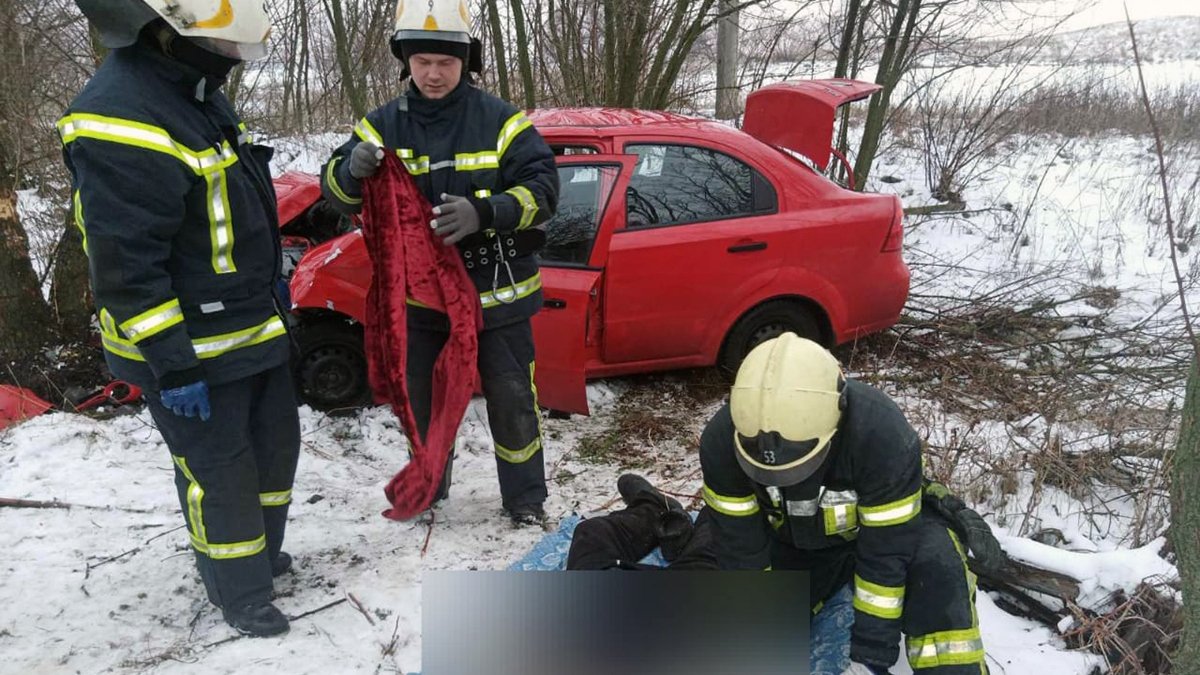 В Днепропетровской области Chevrolet влетел в дерево: труп водителя доставали спасатели
