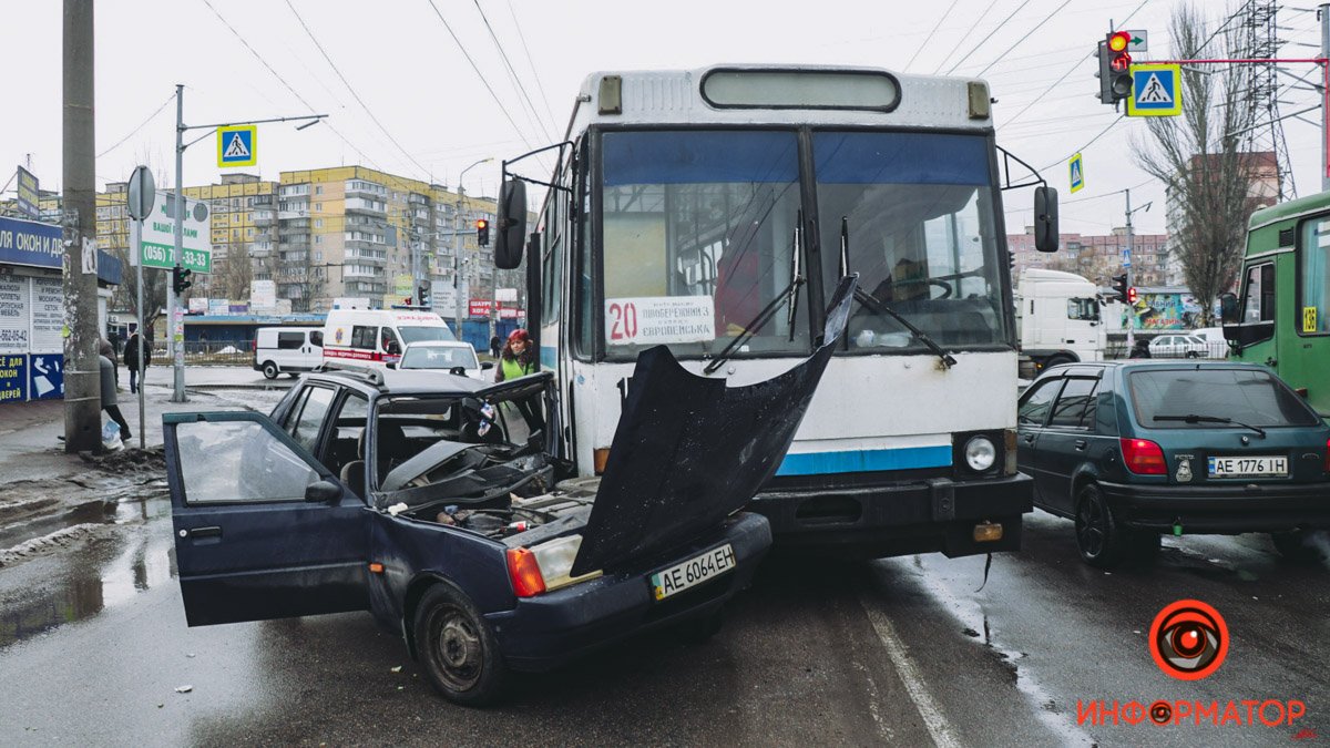 В Днепре возле "Каравана" ЗАЗ въехал в троллейбус: пострадал мужчина 