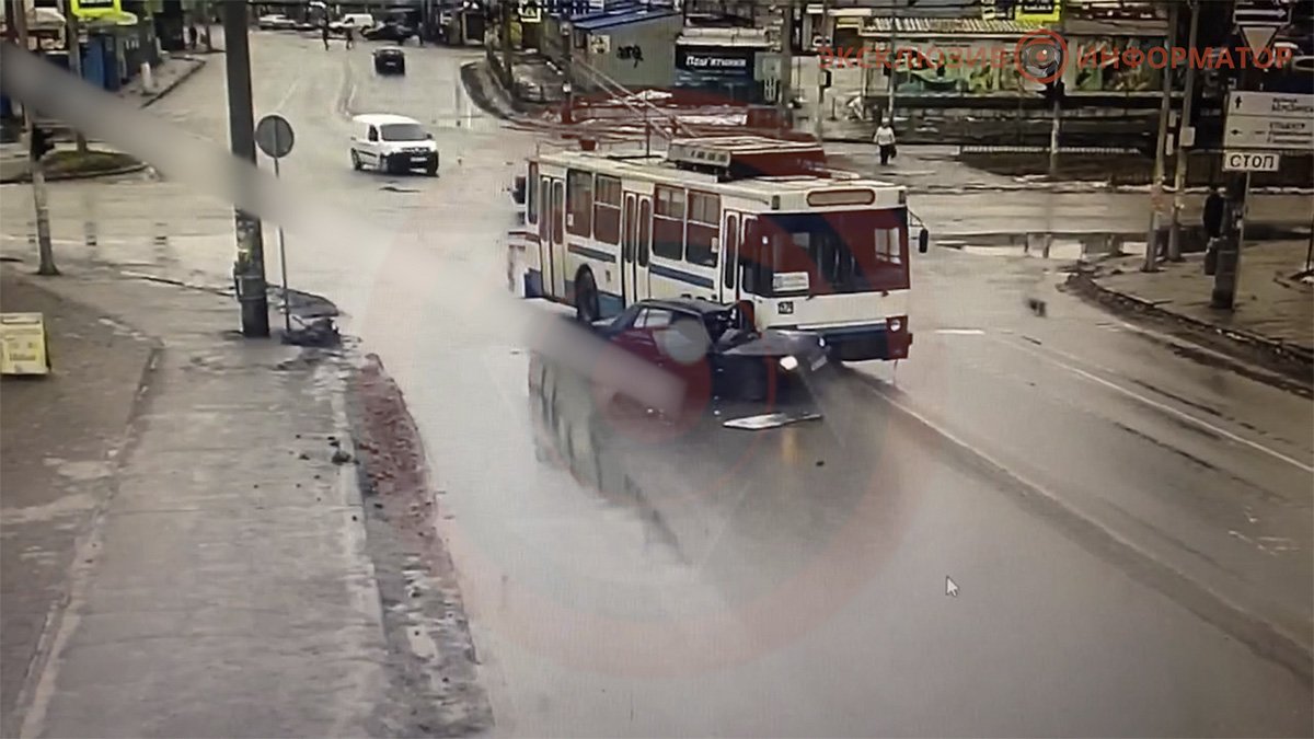 В Днепре возле "Каравана" столкнулись ЗАЗ и троллейбус: видео момента