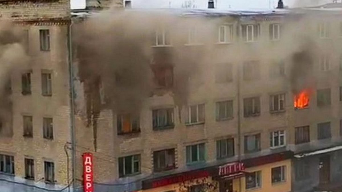 В Павлограде полыхает общежитие: спасатели эвакуировали взрослых и детей