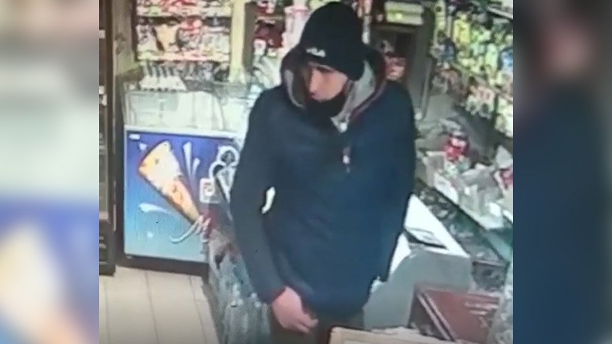 Недалеко от Днепра мужчина украл у кассира магазина телефон и попался на камеры