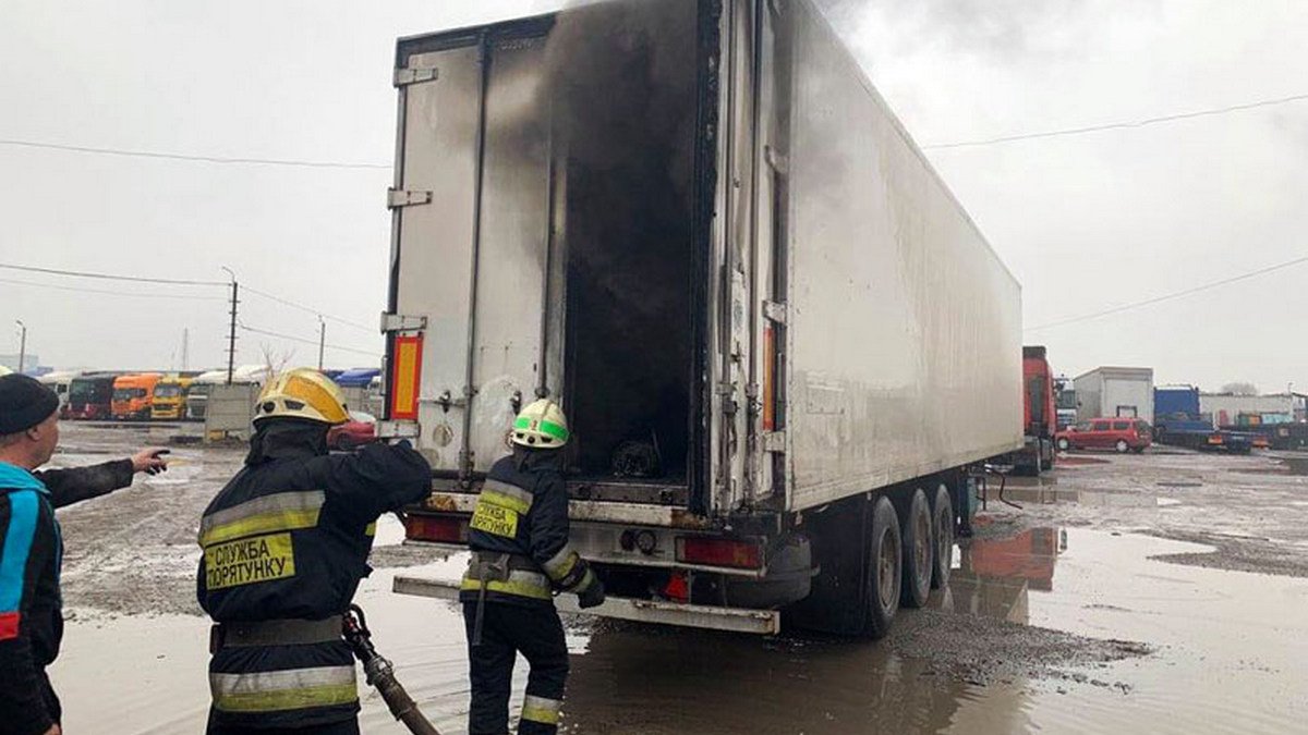 В Днепре возле "Каравана" горел полуприцеп грузовика