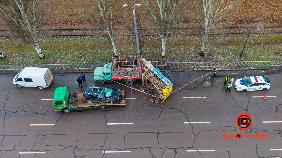 В Днепре на Запорожском шоссе Peugeot влетел в грузовики с дровами: один из них перевернулся на бок