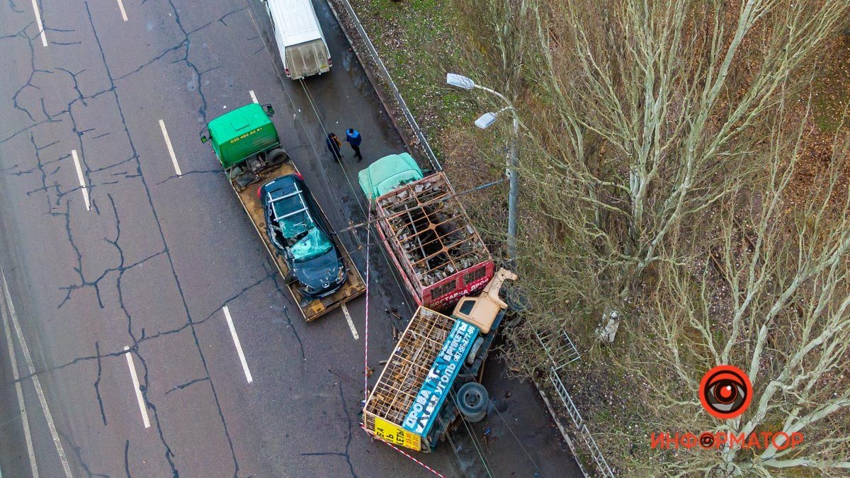 В Днепре на Запорожском шоссе Peugeot перевернул грузовик с дровами: видео момента аварии