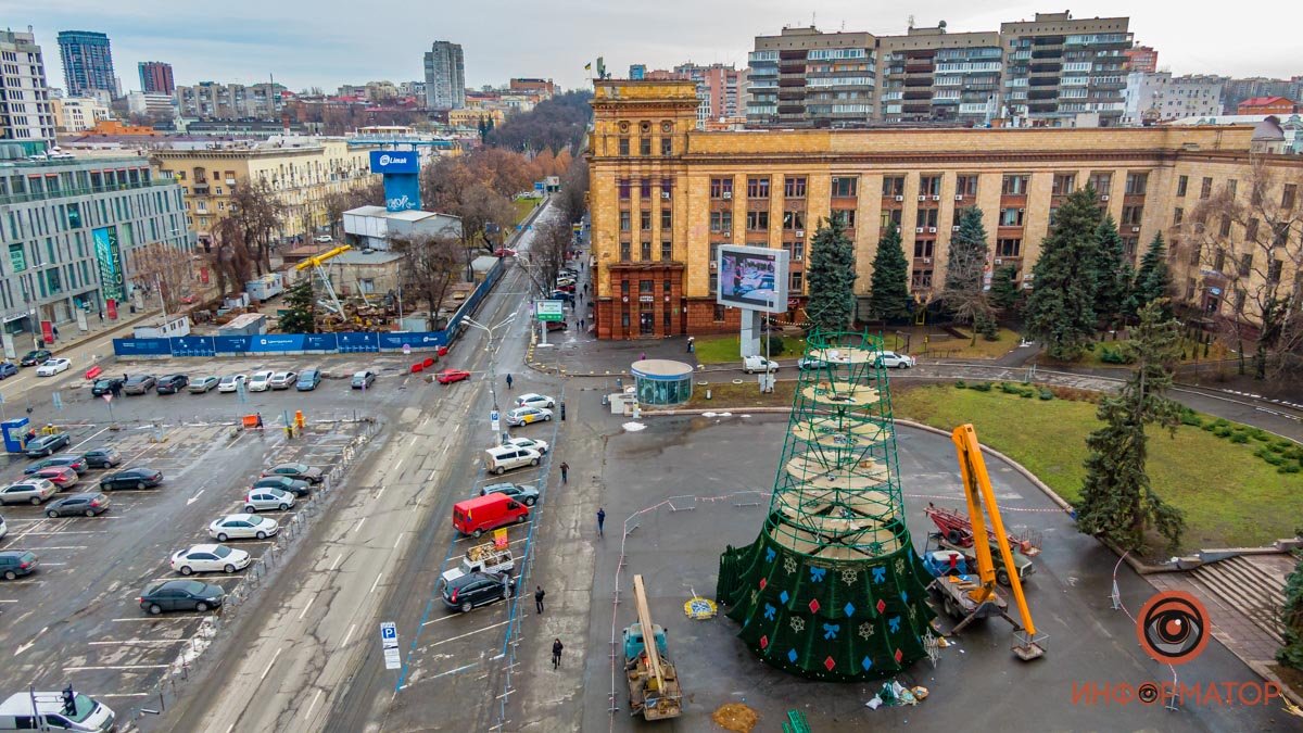 Праздник отдаляется: в Днепре на Героев Майдана демонтируют елку