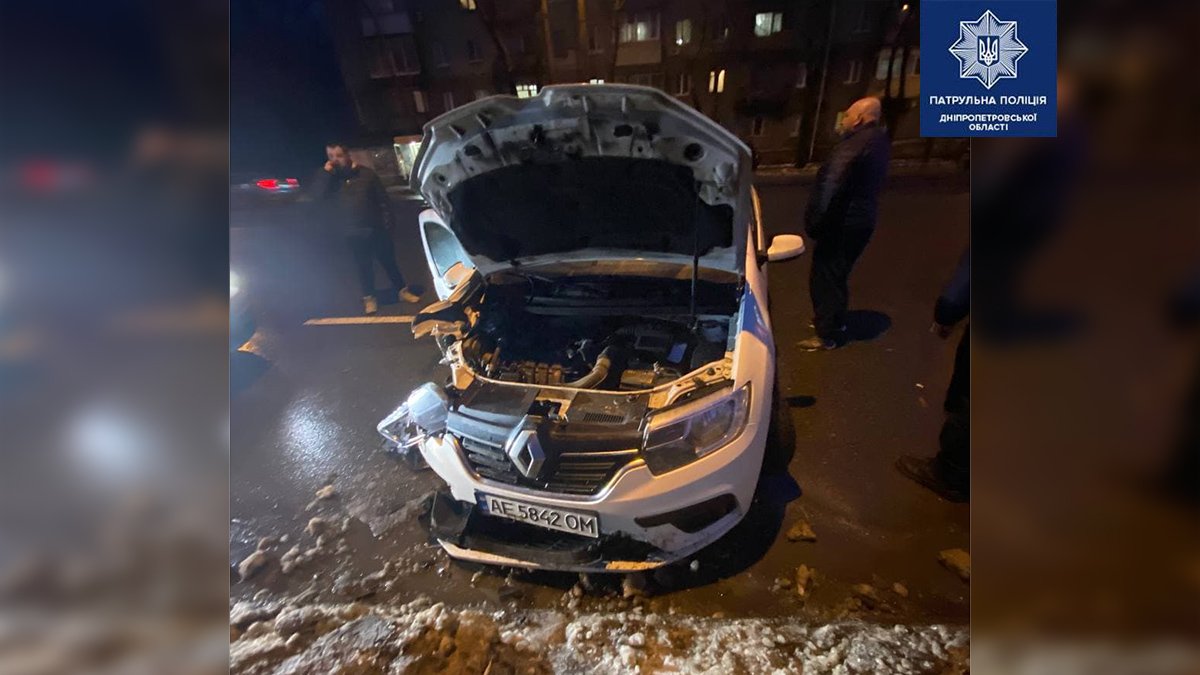 В Днепре на Богдана Хмельницкого Renault службы такси Uklon врезался в столб: видео момента аварии и подробности