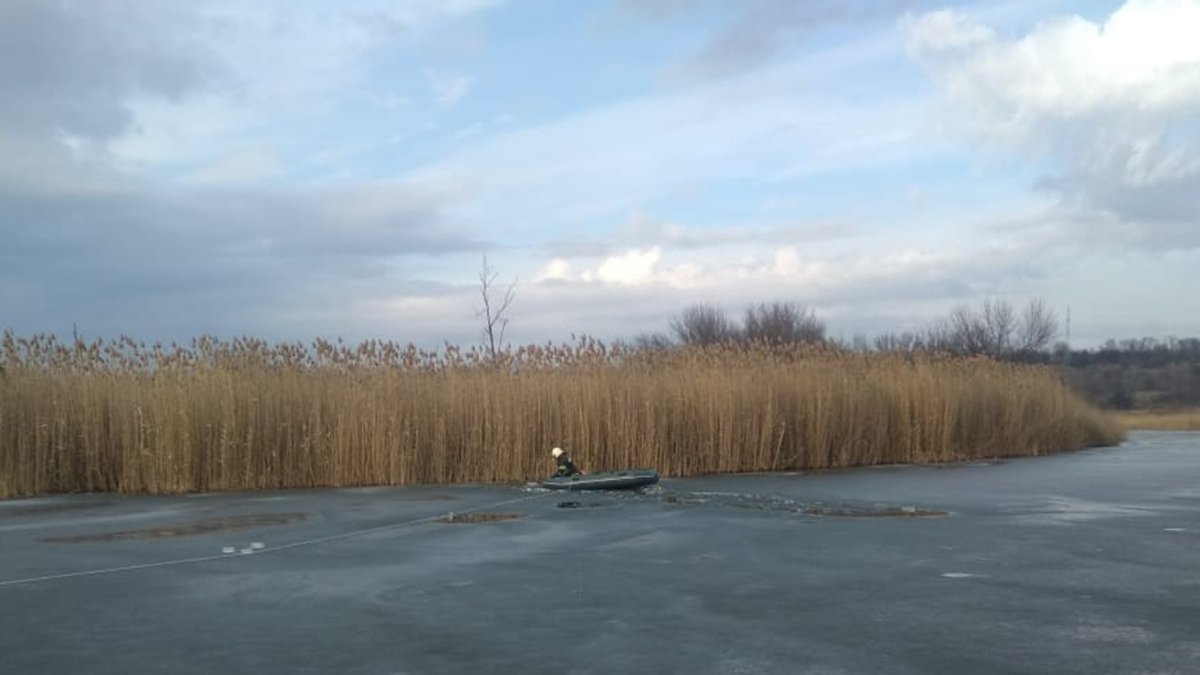 В Днепропетровской области рыбак провалился под лед: тело еще не нашли