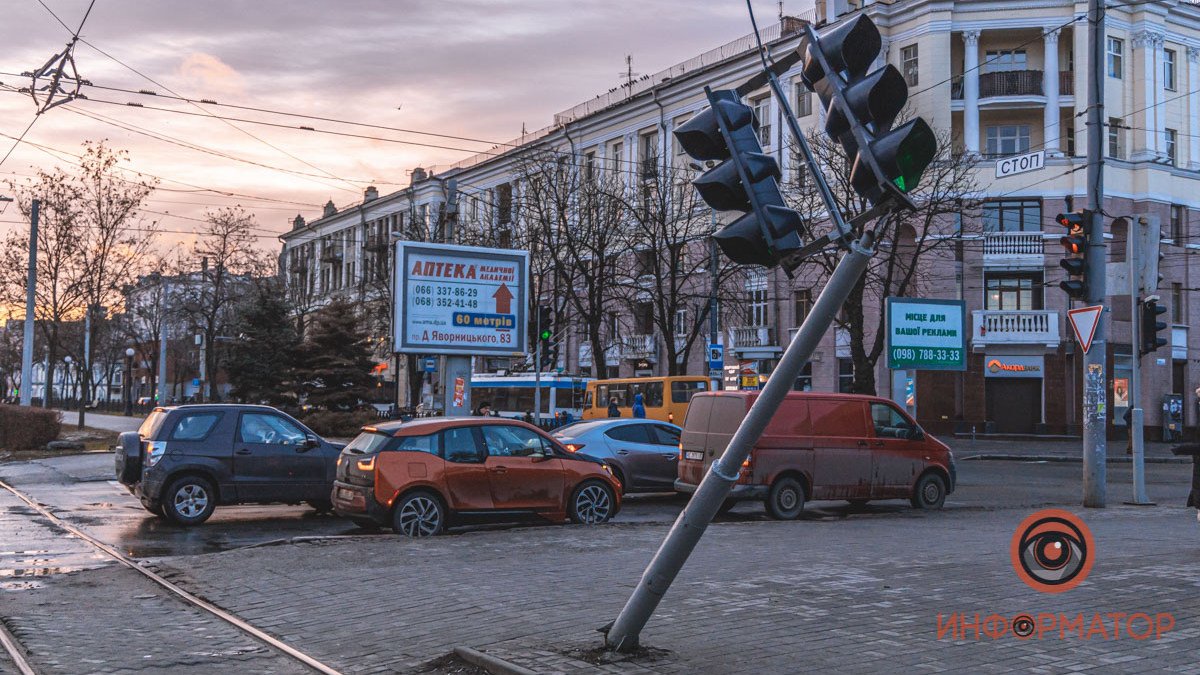 В Днепре на проспекте Яворницкого возле остановки "повисла" опора светофора