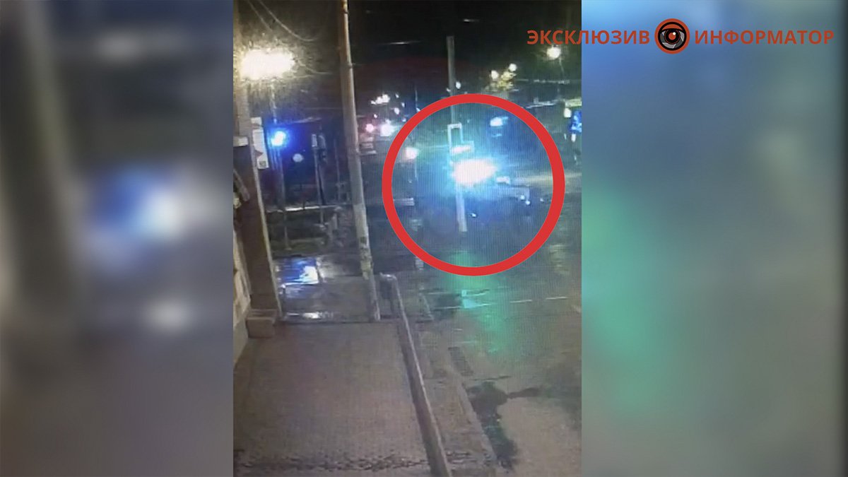 В Днепре на Яворницкого «повисла» опора светофора - в нее врезался грузовик: видео