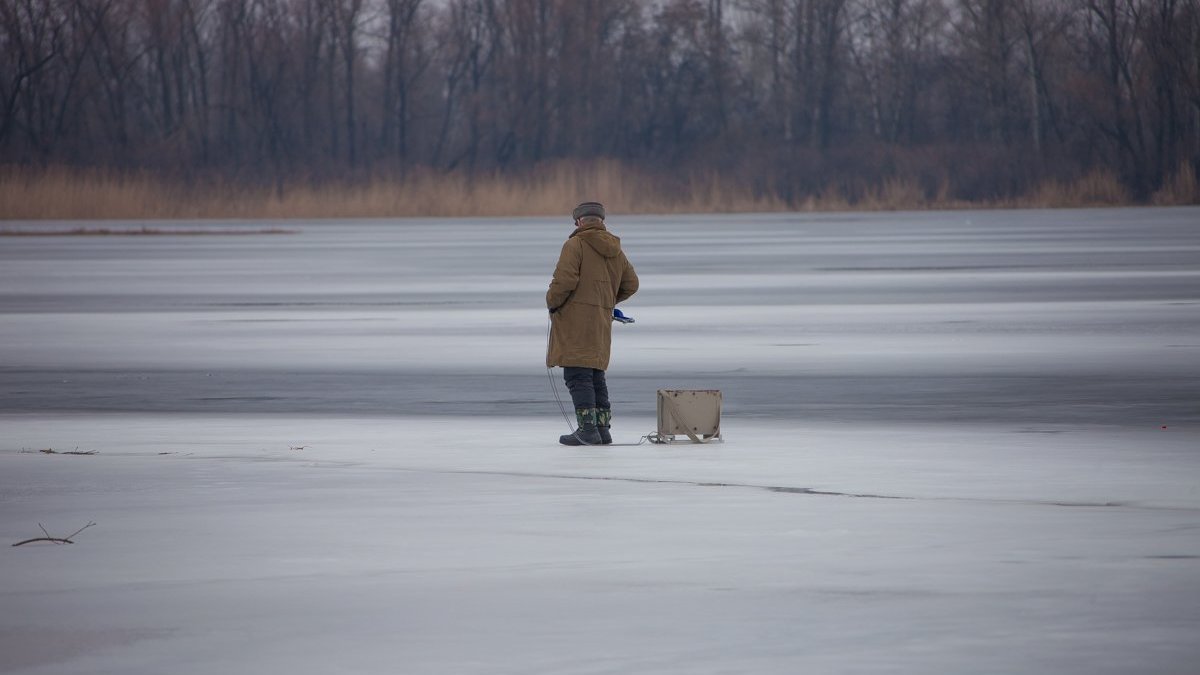 В Днепропетровской области рыбак провалился под лед и не смог выплыть: тело ищут водолазы