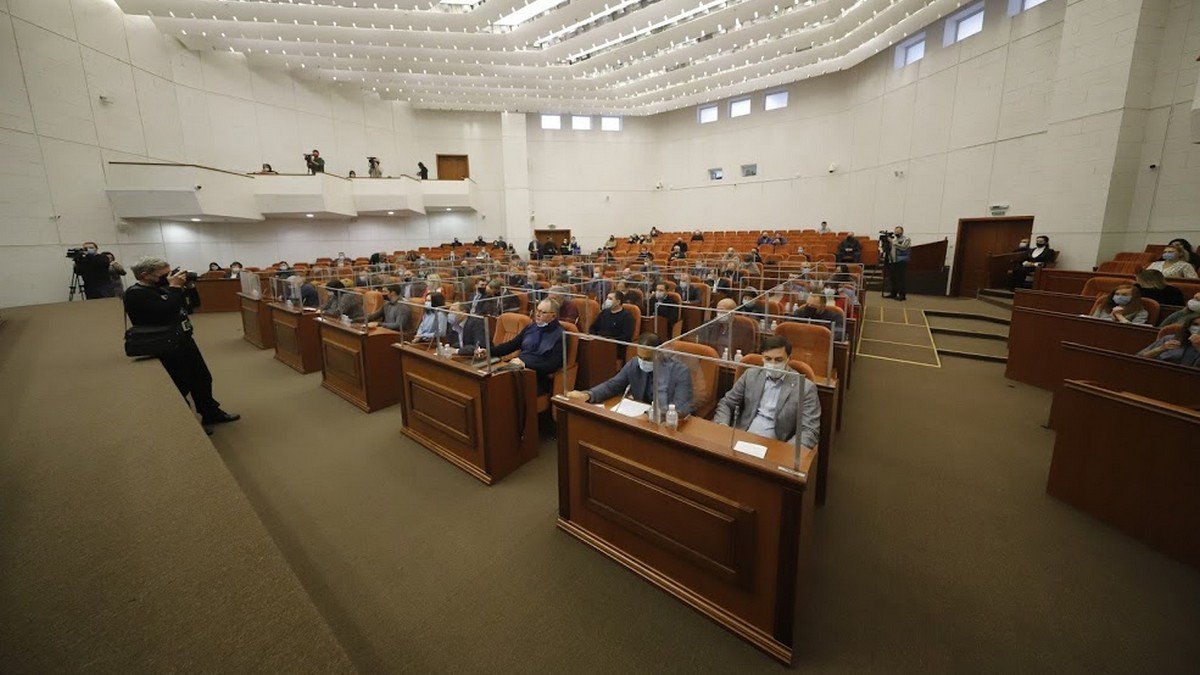 В Днепре на заседании горсовета депутатов поместили в "аквариумы"