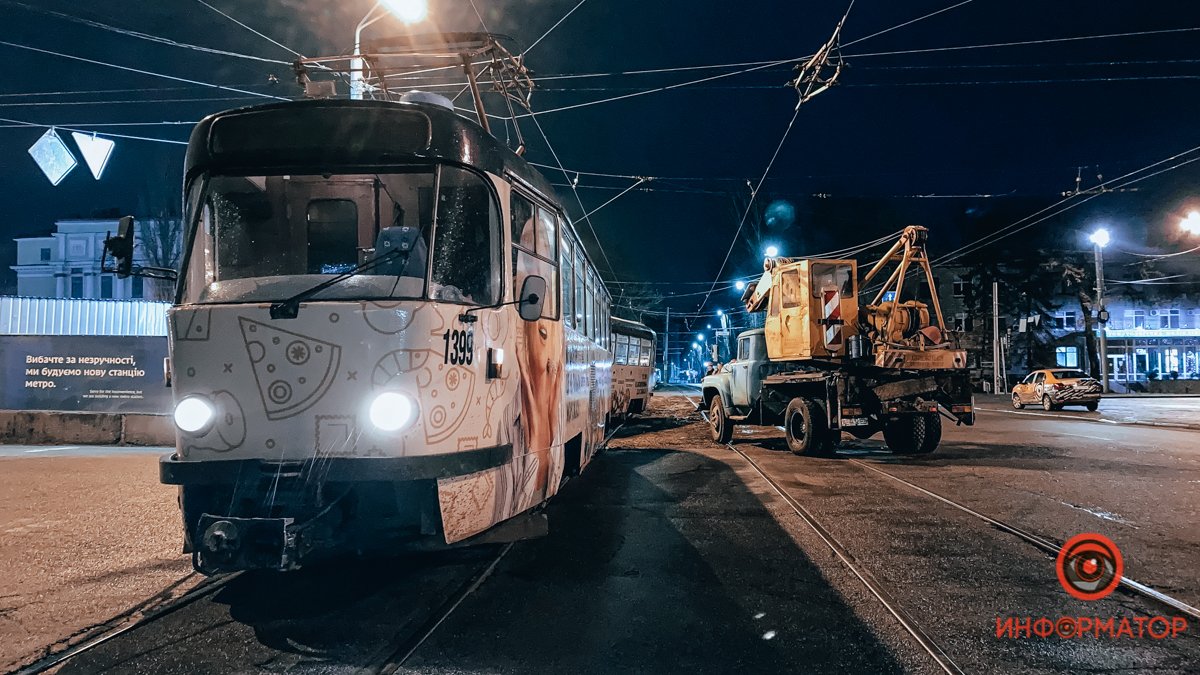 В Днепре на Гагарина с рельсов сошел трамвай №1: проезд перекрыт
