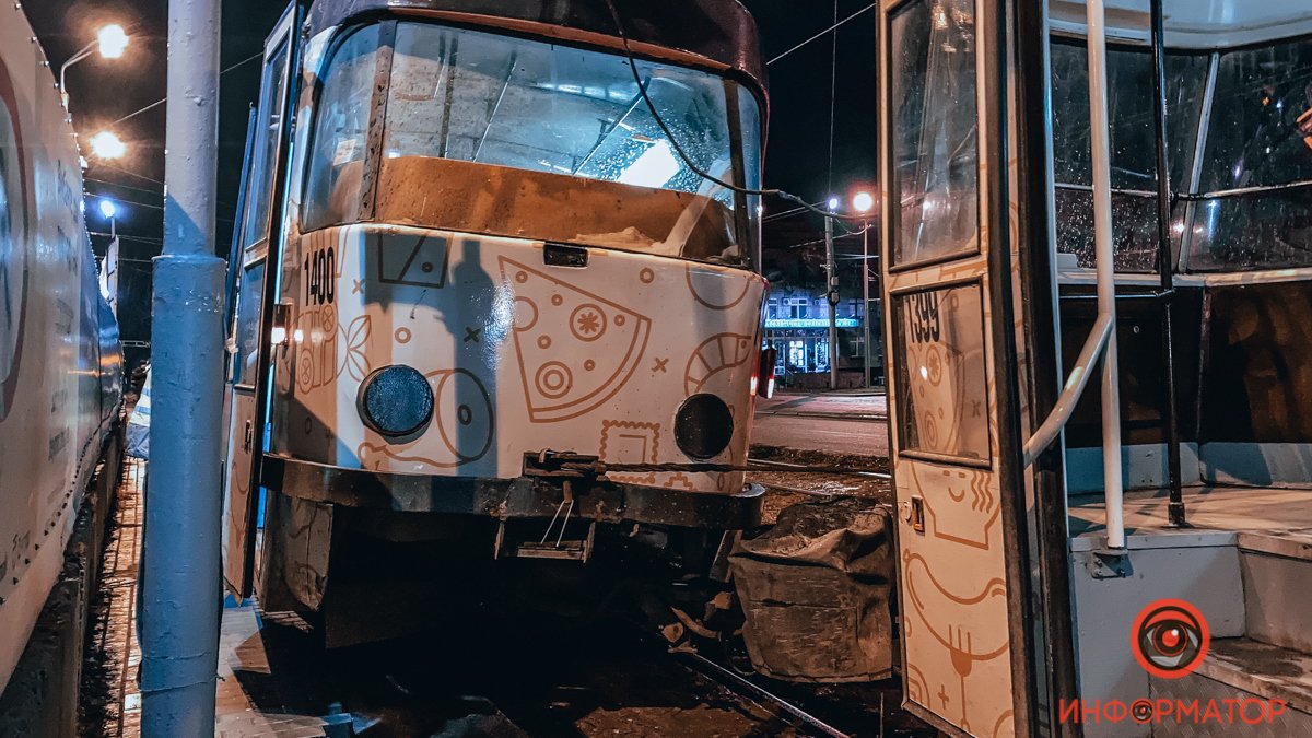 В Днепре на Гагарина с рельсов сошел трамвай №1: видео момента