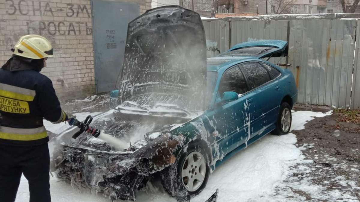 В Днепре на Сичеславской Набережной загорелась Mazda