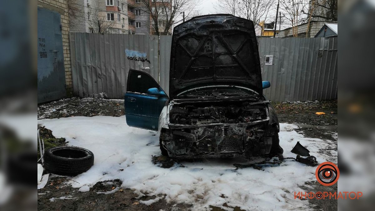 В Днепре на Сичеславской Набережной загорелась Mazda: видео момента