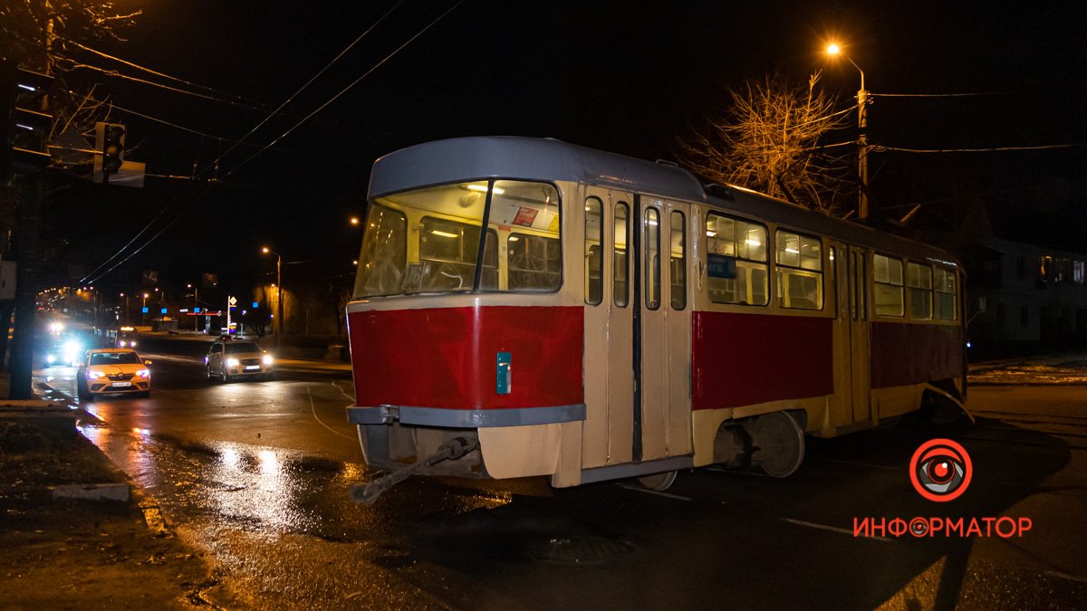Не опять, а снова: в Днепре на Богдана Хмельницкого трамвай №16 сошел с рельсов и перекрыл проспект