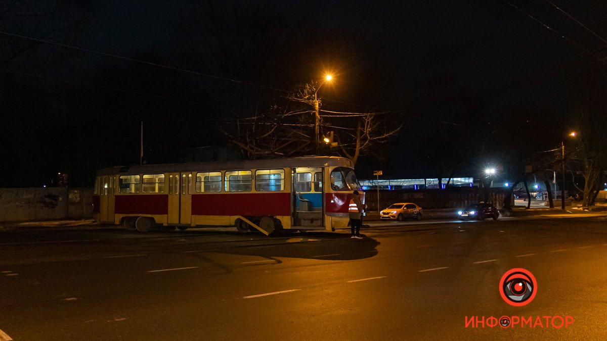 В Днепре трамвай №16 сошел с рельсов и перекрыл проспект: видео момента