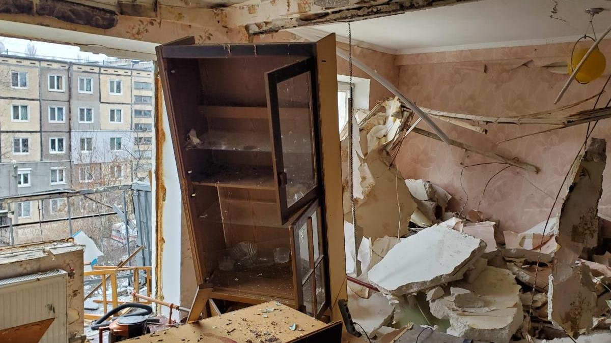 Из-за взрыва в квартире в Каменском пострадали мужчина и подросток: причины, фото, подробности