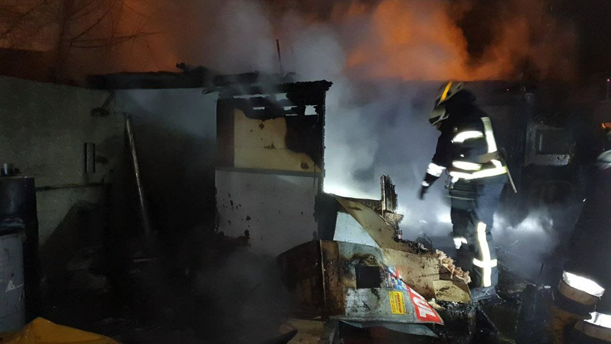 В Днепре 12 спасателей тушили пожар на улице Краснопольской