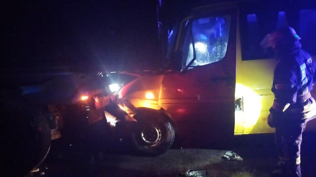 В Днепропетровской области Mercedes Sprinter врезался в грузовик: водителя вырезали спасатели