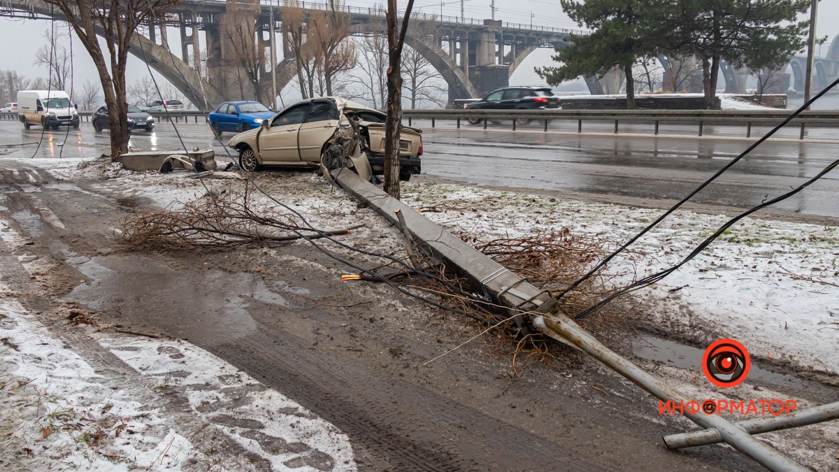 В Днепре на Малиновского занесло KIA: авто завалило столбы