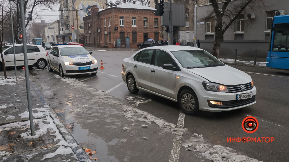 В Днепре на Владимира Великого Volkswagen сбил мужчину: пострадавшего забрала скорая