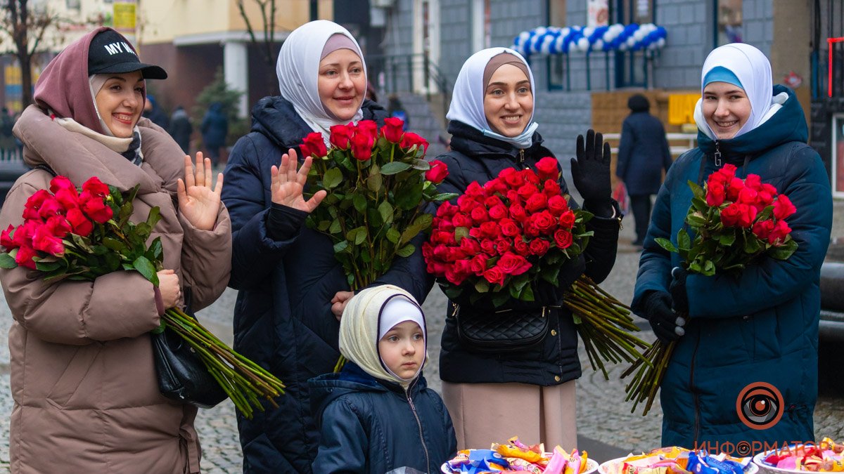 В Днепре на Европейской площади ко Дню хиджаба раздавали цветы и конфеты