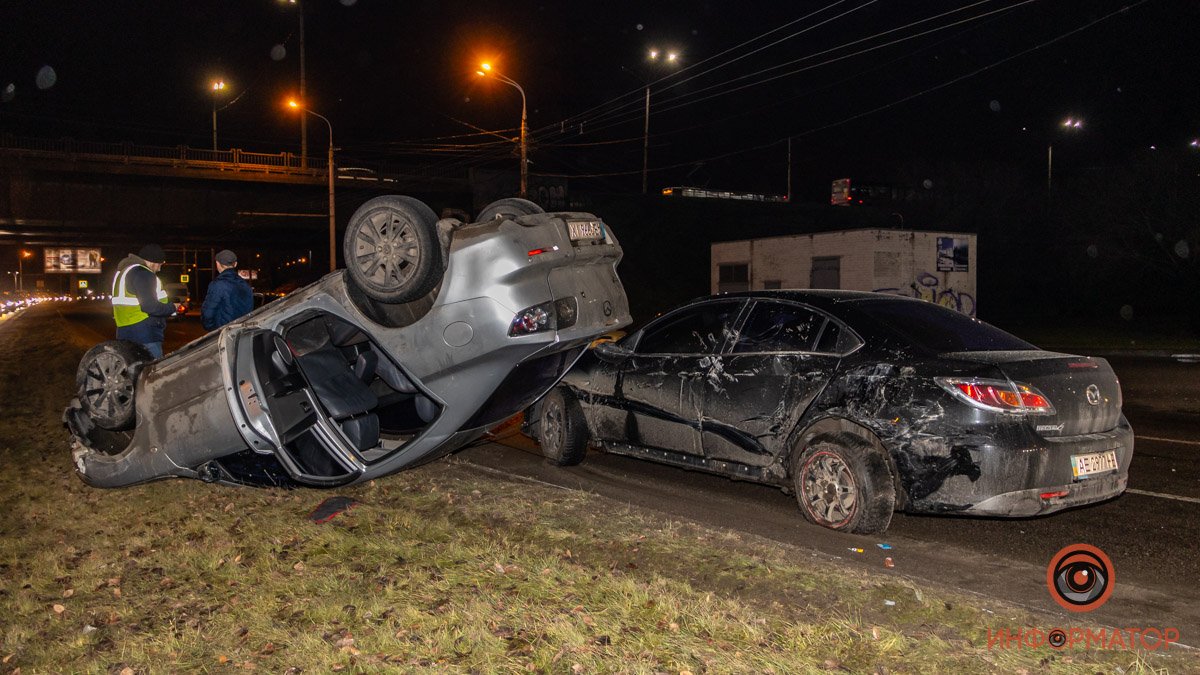 В Днепре возле Кайдакского моста столкнулись две Mazda: одно авто перевернулось