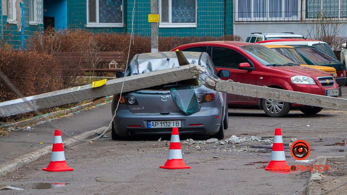 В Днепре на проспекте Героев столб упал на Mazda