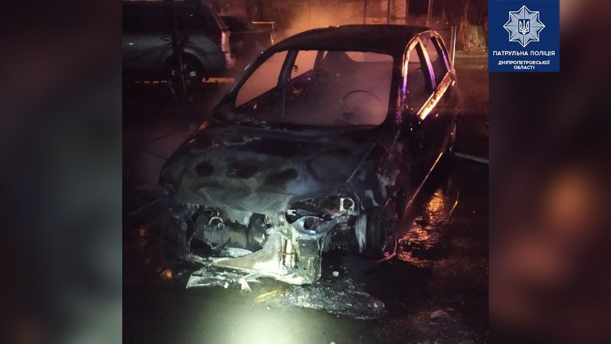 В Днепре на Сичеславской Набережной сгорел Chevrolet: видео
