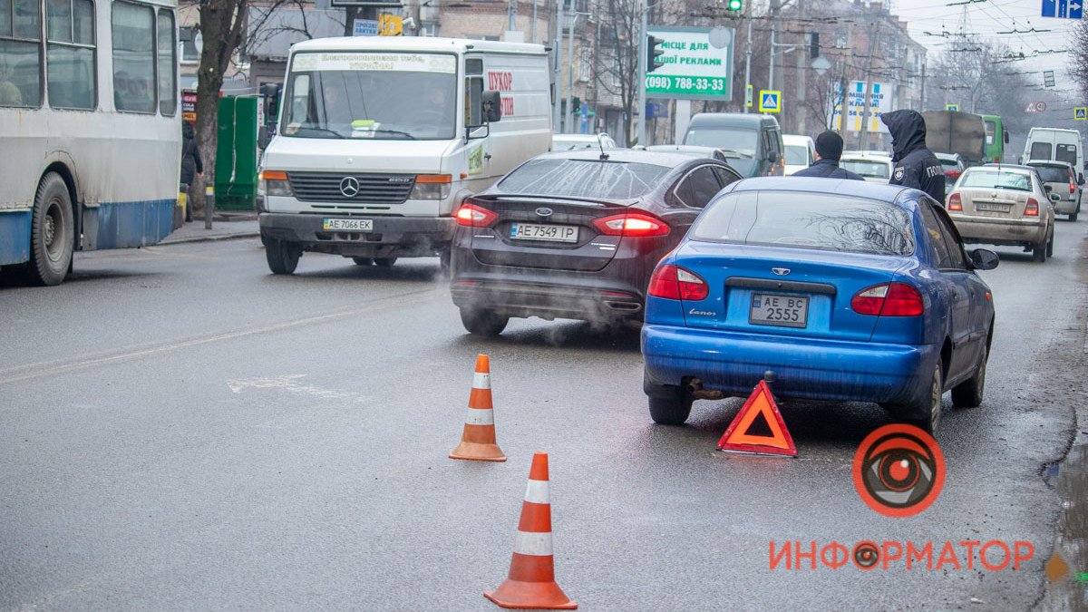В Днепре на Титова мужчина выбежал под машину: видео момента