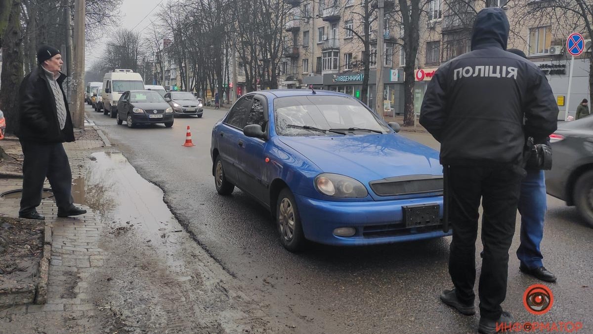 В Днепре на Титова мужчина выбежал на дорогу и попал под машину