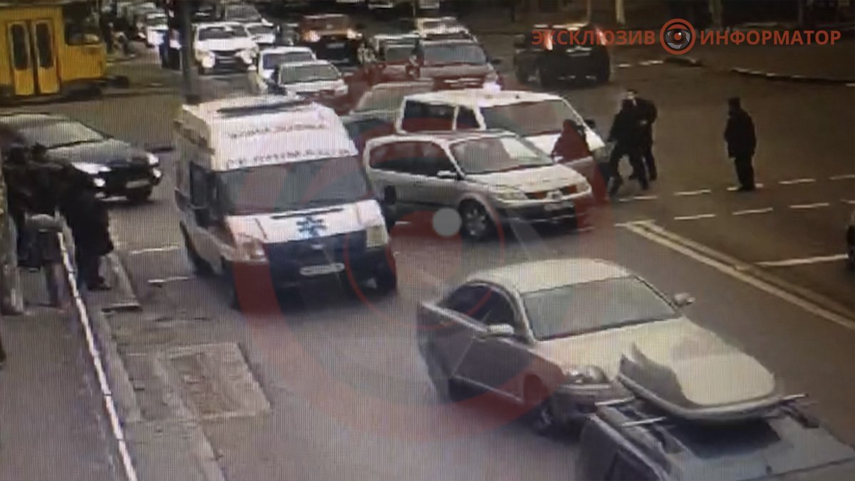 В Днепре на Яворницкого из-за аварии на дороге подрались два водителя: видео момента