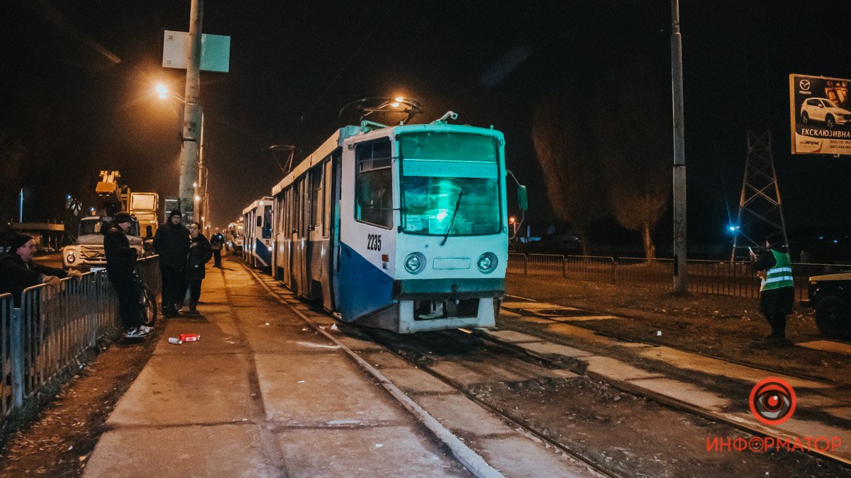 В Днепре на Донецком Шоссе на ходу загорелся трамвай №18