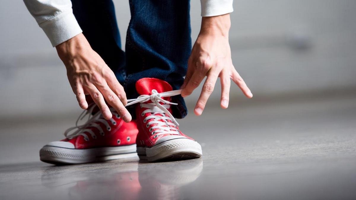 В Днепре мужчина примерил обувь в спортивном магазине и попытался в ней уйти
