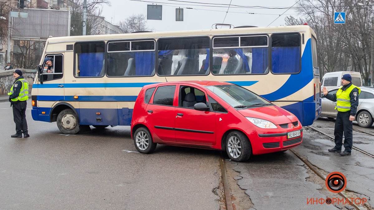 В Днепре на проспекте Богдана Хмельницкого "притерлись" Mitsubishi и рейсовый автобус