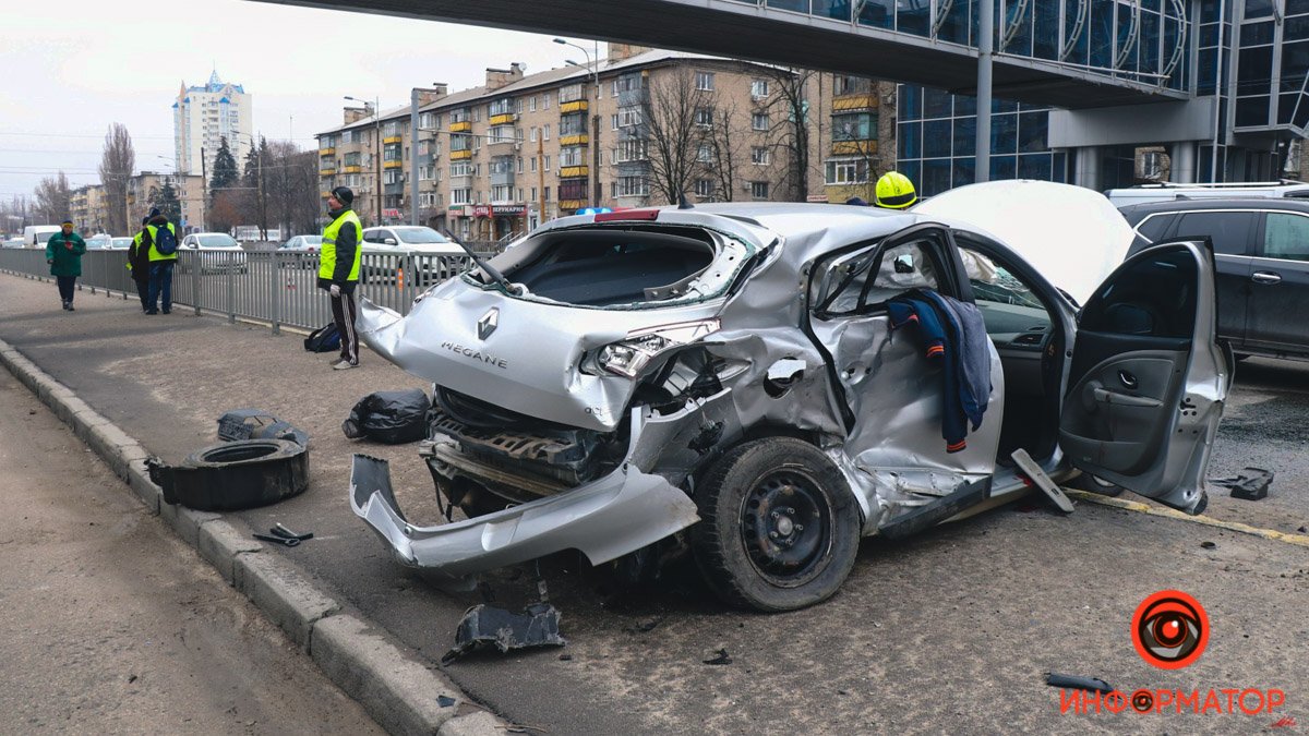В Днепре на Слобожанском проспекте возле McDonald's столкнулись Nissan и Renault: мужчина в тяжелом состоянии