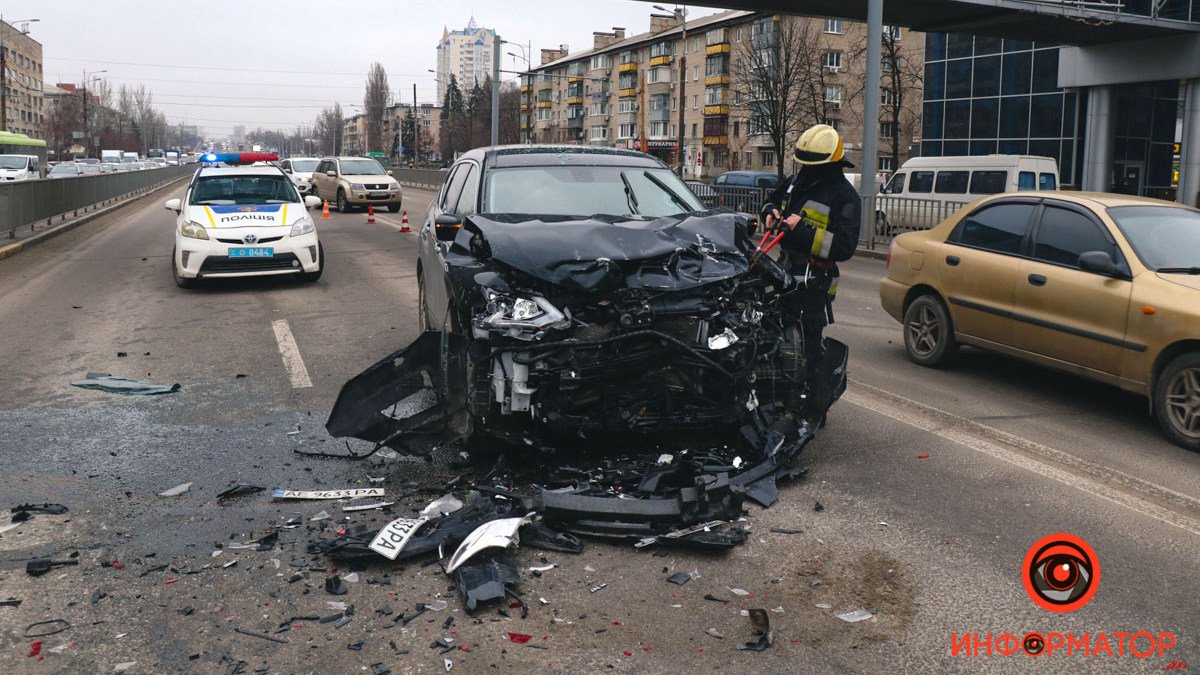В Днепре на Слобожанском проспекте столкнулись Nissan и Renault: видео момента аварии
