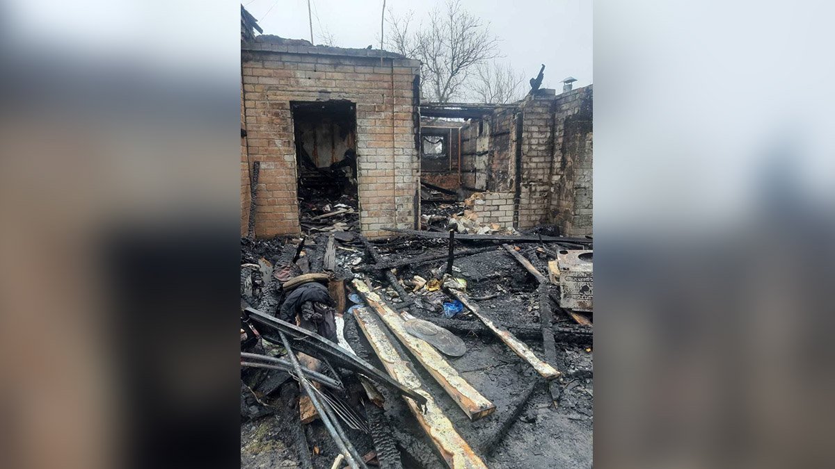 Под Днепром у женщины с маленьким ребенком сгорел дом: нужна помощь