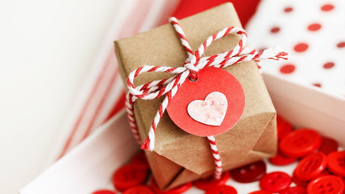 Лучшие подарки, которые можно сделать девушке в День влюбленных-2021
