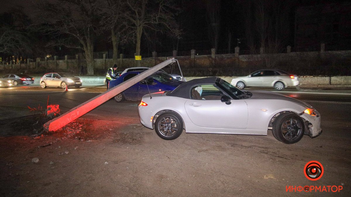 В Днепре на Криворожской Mazda снесла фонарный столб: он упал на проезжающий мимо Dacia