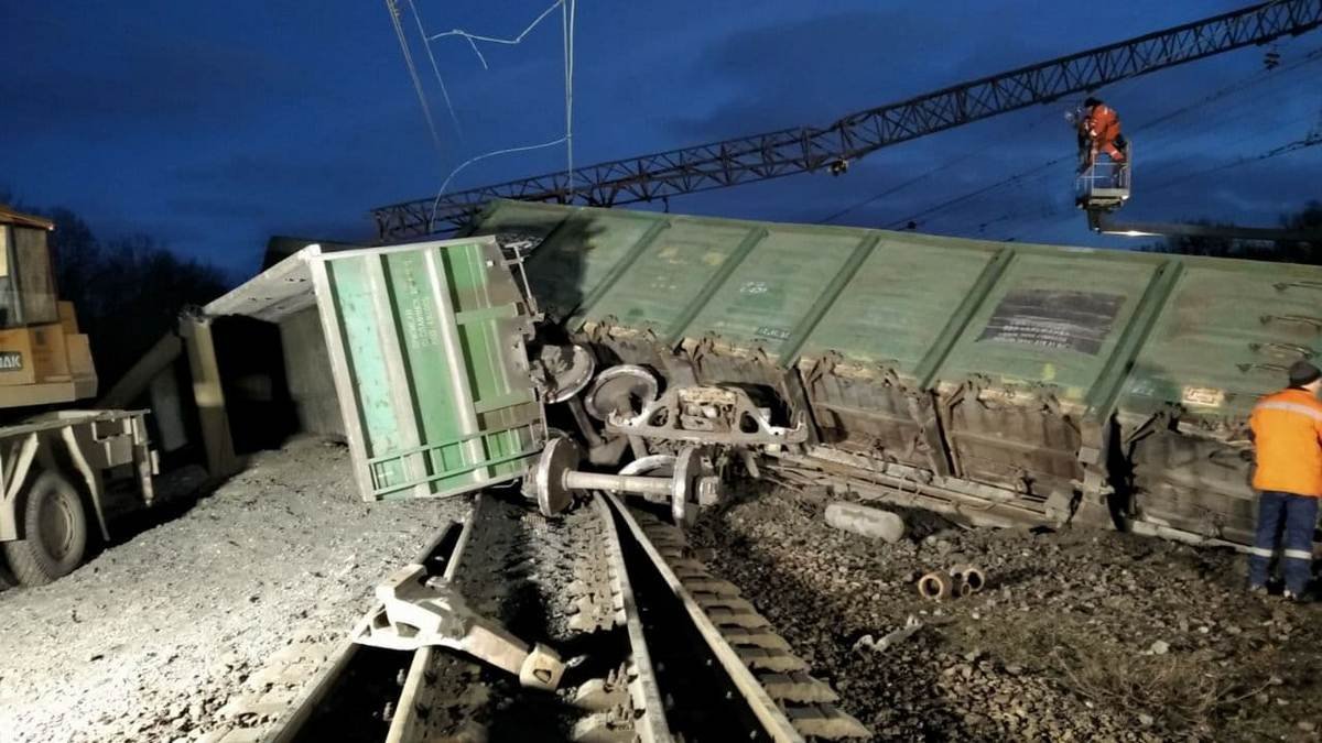 Под Днепром грузовой поезд сошел с рельсов и перевернулся: авария заблокировала ж/д магистраль